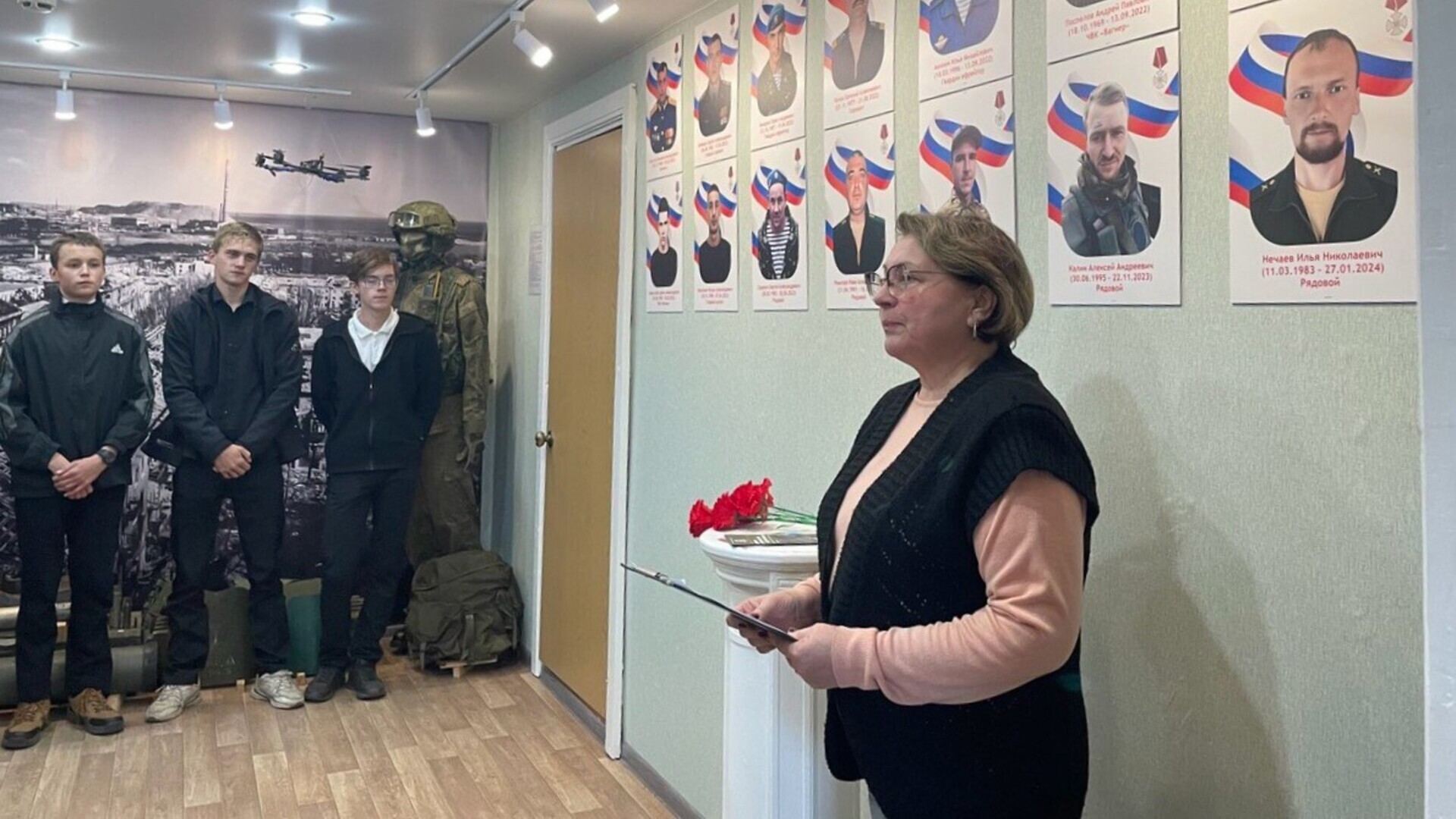 Обучающиеся школы № 1 посетили выставку «СВОих не бросаем»