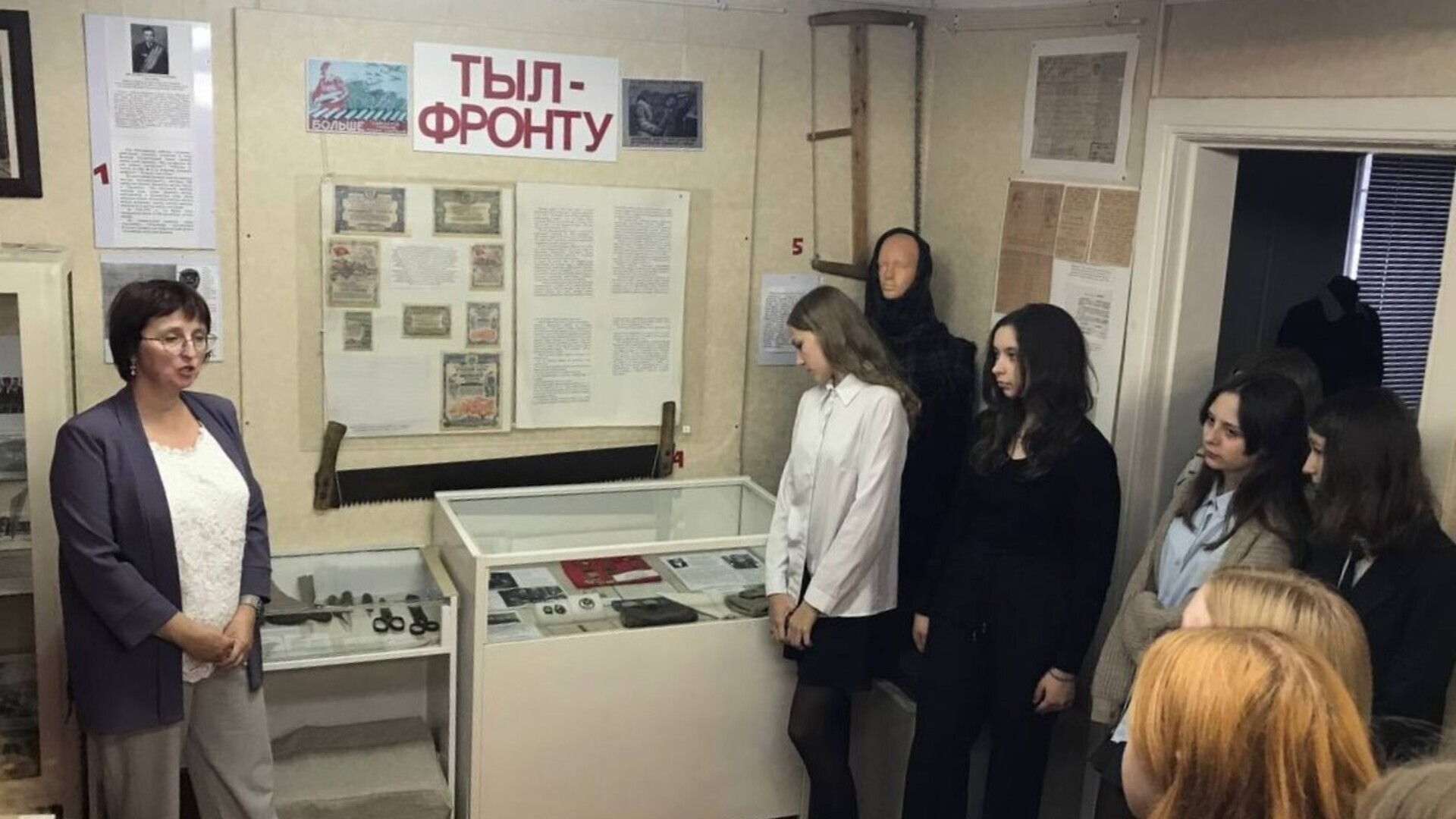 Обучающиеся школы № 1 посетили выставку «СВОих не бросаем»
