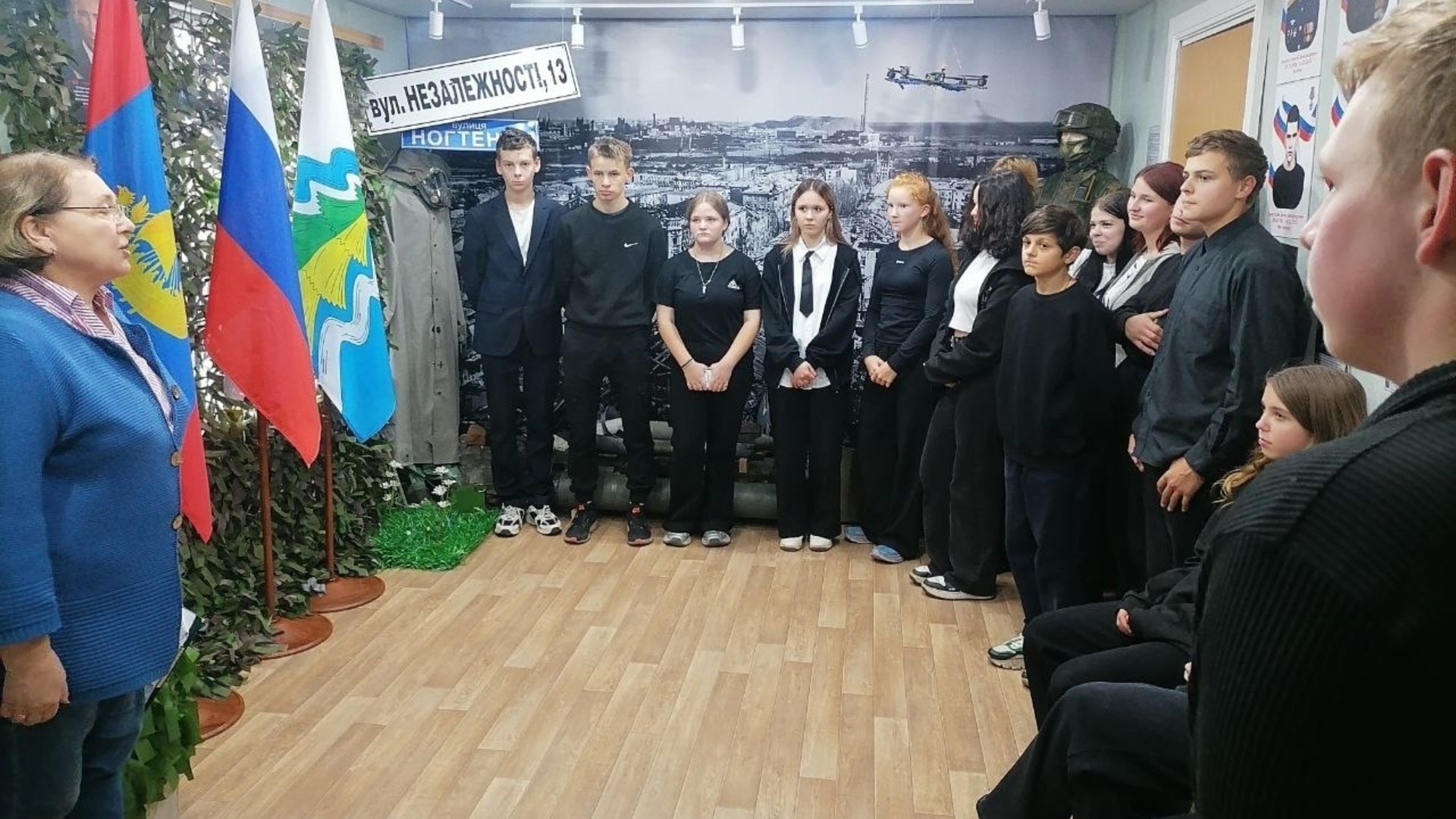 Обучающиеся школы № 2 посетили выставку «СВОих не бросаем»