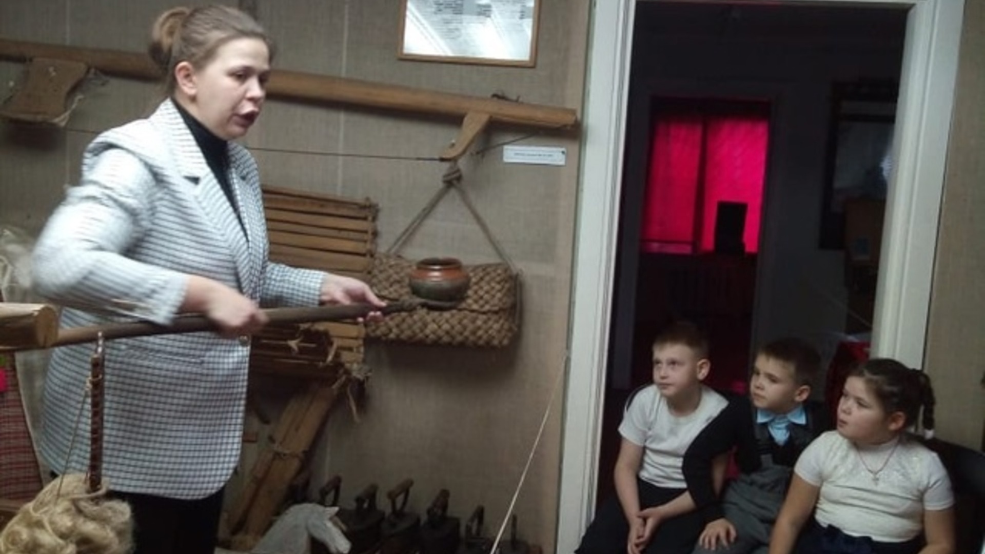 Обучающиеся Коткишевской школы посетили мероприятие «Русская изба»