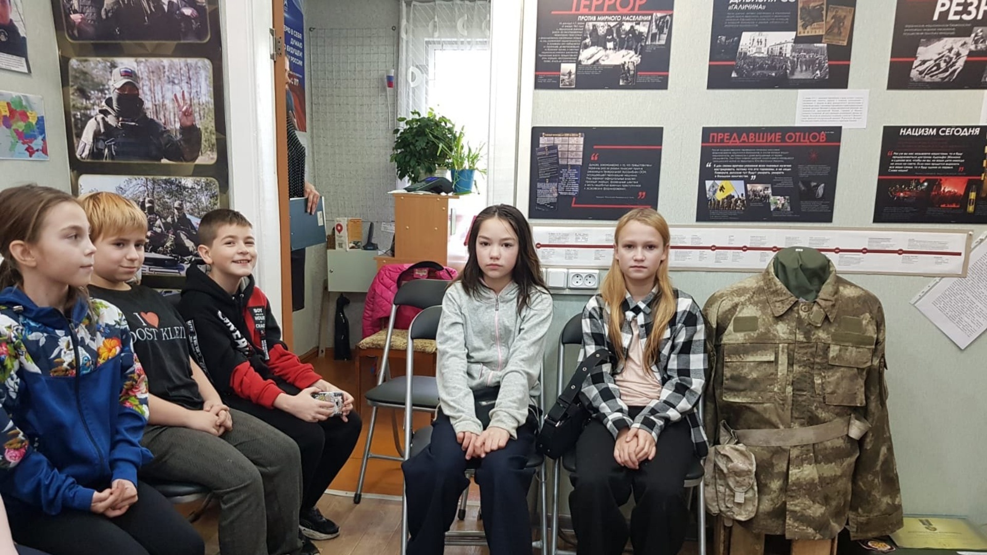 Обучающиеся школы № 1 посетили выставку «СВОих не бросаем»