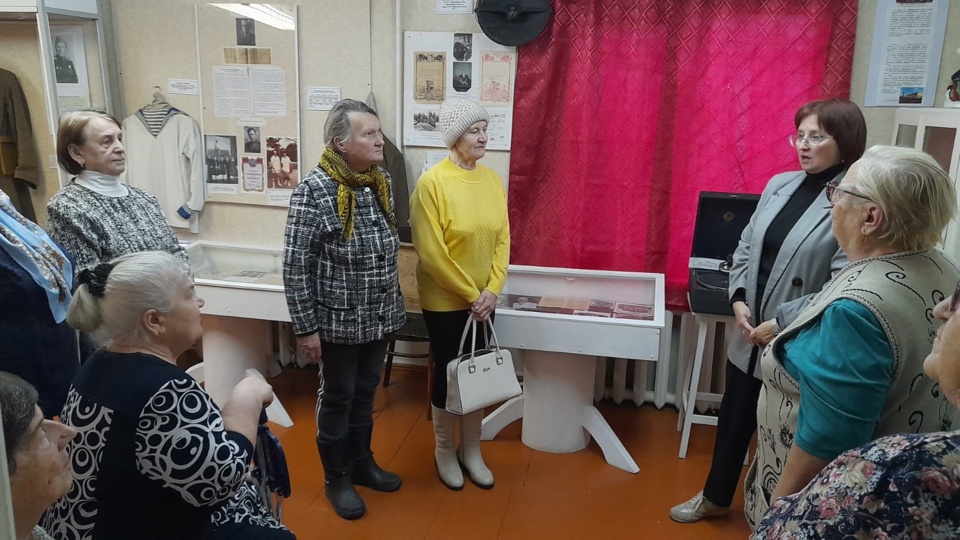 Реабилитационное отделение Нейский КЦСОН поселка Еленский посетили выставку «СВОих не бросаем»