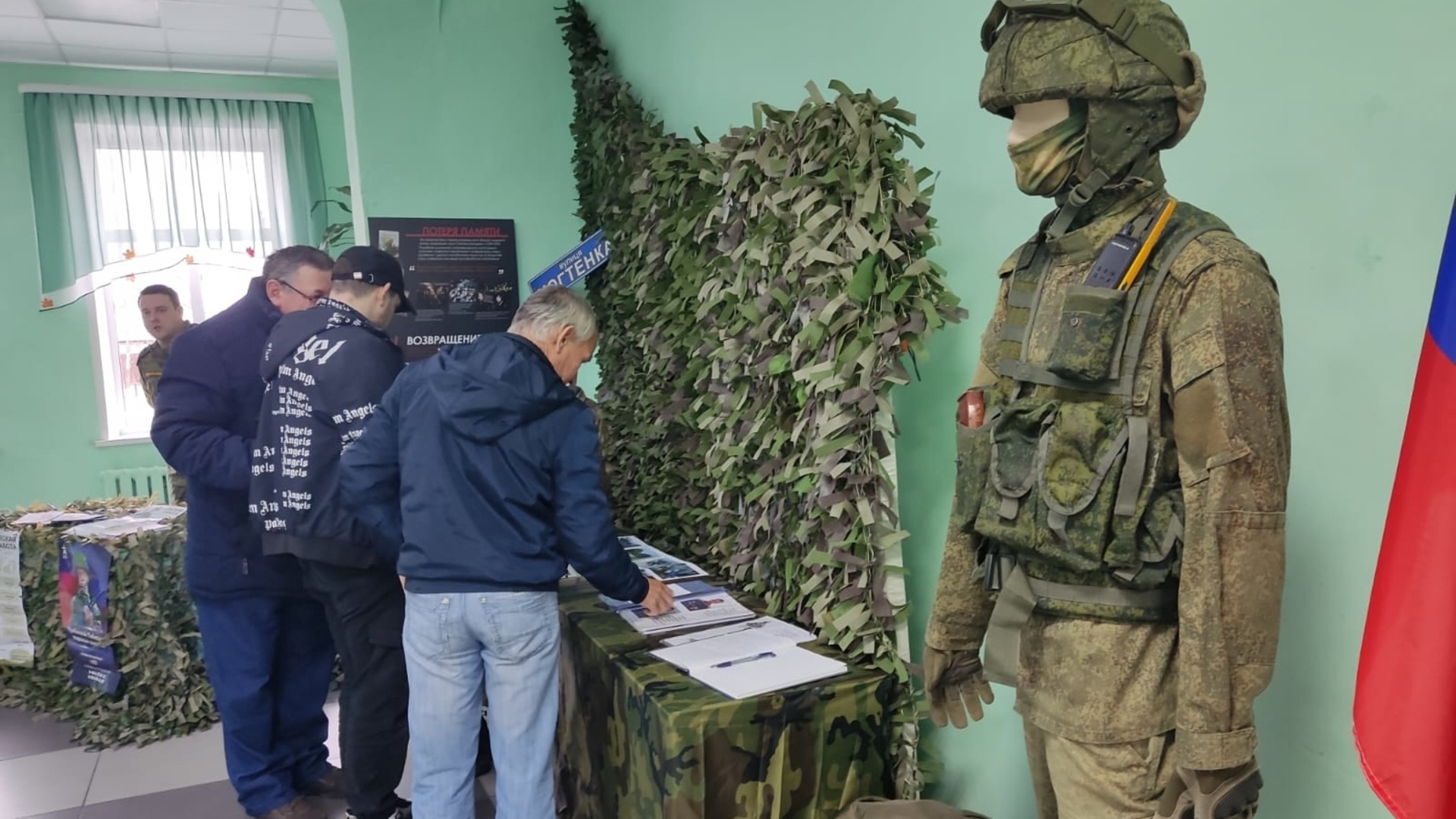 Выездная выставка «СВОих не бросаем»